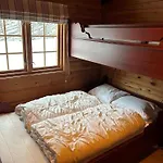 Perfectly Located Timber For 6-8 Guests *
