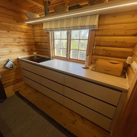 Perfectly Located Timber For 6-8 Guests Apartment *