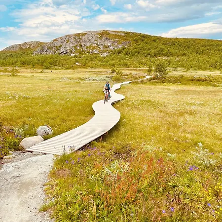 Perfectly Located Timber For 6-8 Guests *